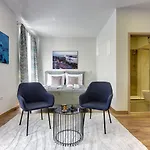 D&a Luxury With Free Parking Apartment